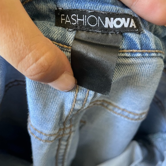 Fashion nova size 0 mom jeans - Picture 2 of 3
